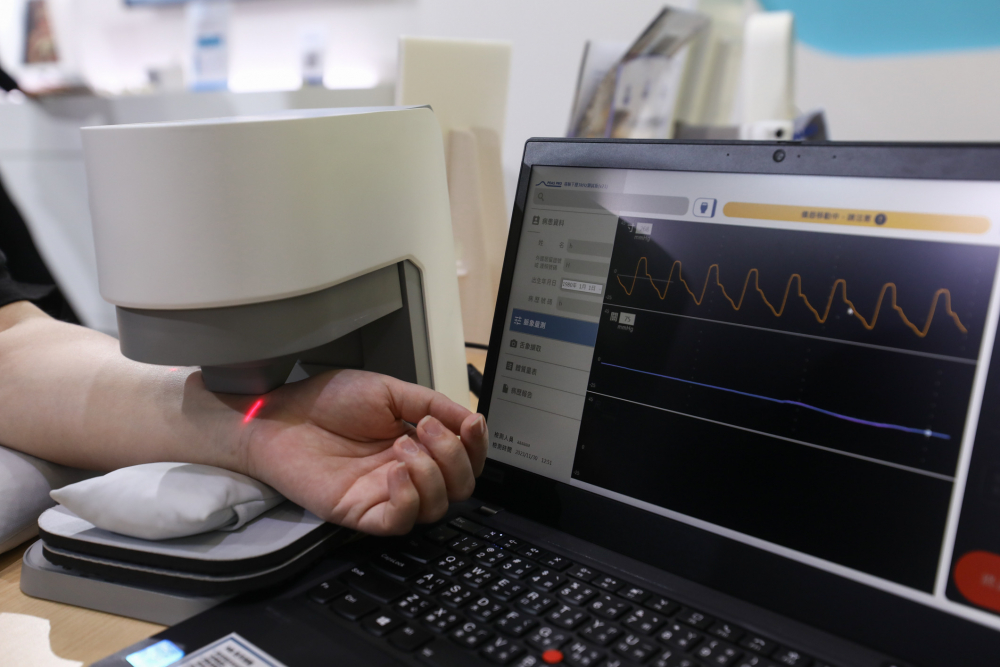 GGPoker耘康脈象檢測系統透過電腦精準控制升降系統，還原中醫師三指把脈過程的舉、按、尋手法，將脈象感受轉化成數據，未來可結合大數據分析，實現智慧醫療及準確性